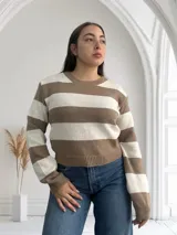 Sweater de punto a rayas horizontales anchas color blanco y camel, de corte recto y cuello redondo.