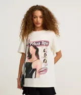 Remera blanca de algodón con estampado de Dua Lipa en el frente.