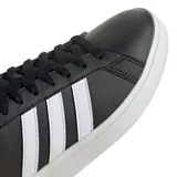 Championes Adidas Grand Court Base 2.0, color negro con las tres tiras blancas en los laterales y suela blanca.
