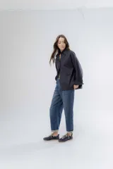 Jean mom de tiro alto color azul índigo, de corte relajado y dobladillo en los tobillos.