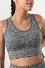 Top deportivo de color azul francia, con escote redondo y breteles anchos. Presenta un diseño de faja ancha en la parte inferior para mayor sujeción y ajuste al cuerpo.