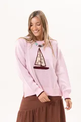 Buzo de punto rosado con diseño frontal de velero, cuello redondo y puños en contraste color bordó.