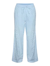 Pantalón celeste con broderie anglaise con cortes ovalados, cintura media y corte recto.