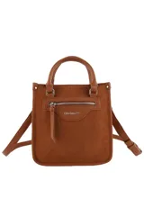 Cartera de mano y bandolera marca Las Oreiro, color marrón, con textura tipo gamuza, cierre frontal con tirador largo y logo metálico grabado.