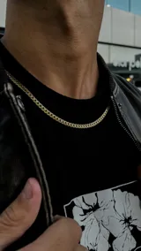 Cadena dorada enchapada en oro de 18k, de eslabones planos y 55-60cm de largo.