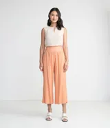 Pantalón recto color salmón de viscosa con cintura elastizada, bolsillos laterales y largo midi.
