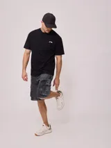 Remera de algodón con lavado, color crema o blanco roto, de corte regular fit y manga corta. Presenta un pequeño logo bordado en el pecho.