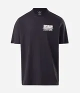 Remera de algodón color gris oscuro con cuello redondo y manga corta. Presenta un diseño gráfico en la espalda con la ilustración de un automóvil clásico, tipografía estilo vintage y detalles decorativos.