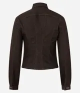 Campera de sarga color marrón chocolate, con diseño entallado, cuello con solapa, cierre frontal con botones y costuras estructuradas visibles.