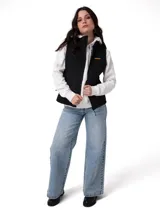 Chaleco acolchado negro con cierre frontal, cuello alto y logo de la marca Caterpillar en el pecho. Presenta un diseño técnico resistente al viento y al agua con aislamiento térmico.