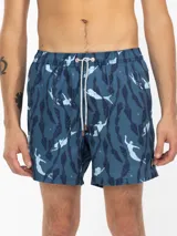 Short de baño azul con estampado de sirenas y algas en blanco.