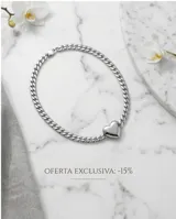 Collar de cadena de eslabones tipo barbada con dije central en forma de corazón liso.