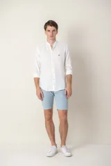 Camisa de lino color beige con cuello mao, corte slim fit y mangas 3/4 con botón para sujetar.