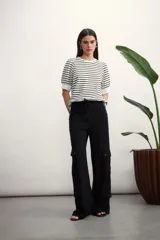 Remera de algodón con estampado de rayas horizontales en color verde claro sobre fondo blanco, con mangas cortas abullonadas y puños lisos.