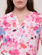 Blusa de gasa estampada Zac & Rachel, con cuello a la base, escote en V con botones frontales y manga larga de largo regulable.