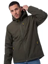 Chaqueta impermeable Cat Lightweight Insulate color verde militar, con capucha ajustable, cierre frontal y bolsillos con detalles en amarillo.