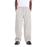 Pantalon de jogging New Balance de corte holgado, confeccionado en tejido fleece color gris melange. Cuenta con cintura elástica con cordón de ajuste y bolsillos laterales.