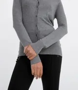 Cardigan de punto color mostaza con escote en V y cierre frontal de botones. Presenta mangas largas y diseño ajustado al cuerpo.