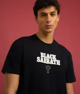 Remera negra de algodón con estampa frontal del logo de la banda de heavy metal Black Sabbath en color blanco.