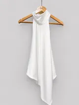 Top halter de satén color blanco con diseño asimétrico, cuello alto y caída fluida.