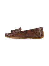 Mocasines de cuero con textura de reptil en tonos marrones, con detalle de flecos y herraje metálico dorado en el empeine.