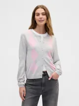 Saco tipo cardigan de punto con diseño de rombos en color gris y rosa, cuello redondo y cierre frontal con botones.