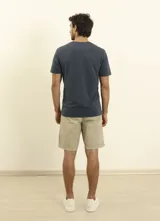 Remera celeste de algodón con bolsillo en el pecho y cuello redondo.