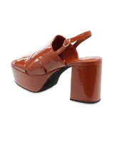 Sandalia color marrón de cuero sintético con plataforma y taco cuadrado.