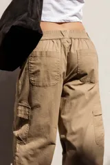 Pantalón cargo negro de tiro alto y corte ancho.