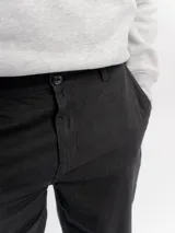 Pantalón estilo carpintero de corte regular y tiro medio, confeccionado en algodón resistente. Presenta bolsillos laterales, traseros y utilitarios, con cierre de botón y cremallera y terminación de pierna recta.