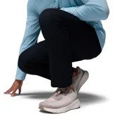 Pantalón cargo negro de corte recto, con bolsillos laterales con solapa y múltiples compartimentos.