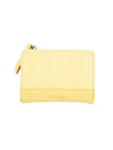 Monedero amarillo con textura símil cuero de reptil, cierre con cremallera y logo de la marca en el frente.