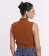 Top sin mangas color marrón óxido, ajustado al cuerpo, con cuello alto y textura acanalada.
