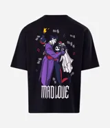Remera de corte boxy en color negro, con cuello redondo y mangas cortas. Presenta un estampado gráfico en la espalda que muestra a los personajes Joker y Harley Quinn con la frase 'Mad Love'.
