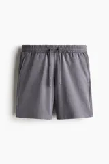 Short de felpa liviana en color gris, con cintura elástica y cordón de ajuste, bolsillos laterales al bies y un bolsillo abierto en la parte trasera.