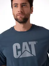 Remera de manga corta y cuello redondo color azul, con estampado del logo CAT en la parte frontal.