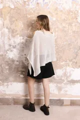 Poncho tejido en lino color crudo con lurex. Diseño oversize.