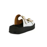 Sandalias negras con dos tiras con hebillas metálicas ajustables y suela de plataforma baja.