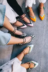 Bailarinas con estampado multicolor, puntera y talón combinan 3 capas de tejido superpuesto de forma manual. Cordones de algodón rematados con borlas de ante verde, en contraste.