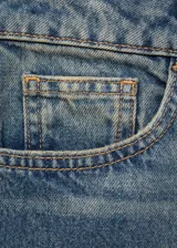 Pantalón jeans de tiro alto y corte mom-fit, color azul con lavado claro, con trabillas para cinto, cinco bolsillos y cierre frontal con cremallera y botón.