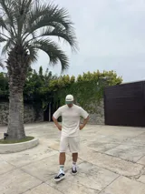 Conjunto de dos piezas compuesto por remera de manga corta y short, confeccionado en tejido de punto calado con textura tipo waffle. La remera presenta cuello redondo y corte holgado, mientras que el short cuenta con cintura elástica.