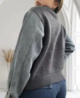 Sweater gris con mangas largas de jean.