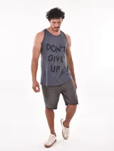 Musculosa blanca con estampado de una tabla de surf en la playa.