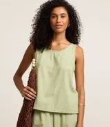 Blusa sin mangas color verde claro, confeccionada en sarga de algodón y lyocell, con cuello redondo y cierre de gota en la espalda con botón.