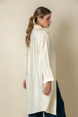 Camisa larga lisa color negro, de seda, que se puede usar como camisa o túnica.