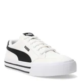 Championes urbanos Puma modelo Court Classic Vulc, de corte bajo, confeccionados en material textil color negro con la icónica franja lateral de la marca en blanco. Presentan una suela vulcanizada blanca con detalles en negro y una línea color caramelo en la base.