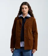 Blazer de gamuza sintética color marrón, de corte recto y largo medio, con cuello de solapa, cierre frontal de botones y bolsillos con solapa en el frente.