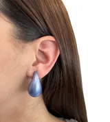 Aros colgantes con forma de lágrima, color celeste tornasolado con acabado perlado.