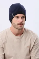 Gorro tejido de punto reversible en dos colores, azul marino y negro, con etiqueta lateral de la marca.