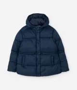 Campera puffer acolchada color azul marino, con capucha, cierre frontal con broches a presión, bolsillos laterales y cordón regulador en la cintura para ajuste entallado.